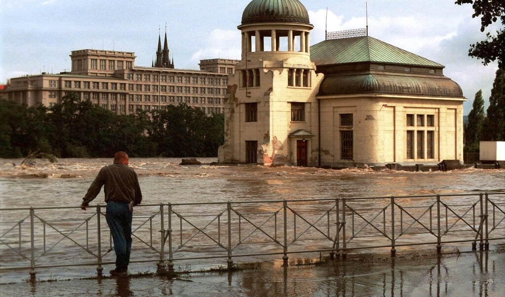 De Tsjechische hoofdstad Praag kwam in 2002 onder water te staan. In de roman Klimaatverdriet is de stad opnieuw overstroomd en drijven er bomen rond. (beeld afp / Jaroslav Kucera)