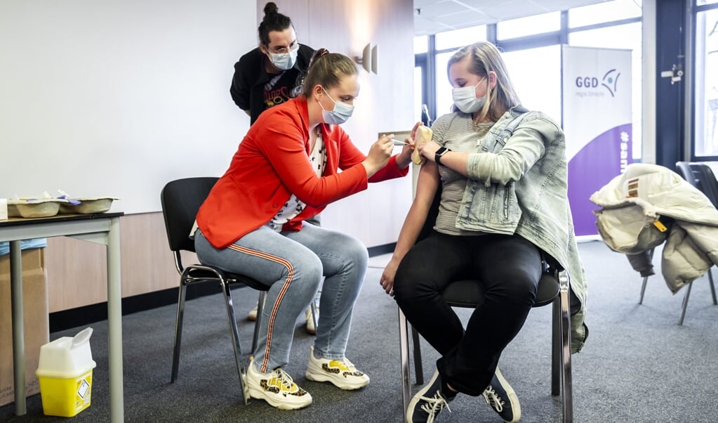 Studenten van ROC Midden Nederland, MBO Utrecht en MBO Amersfoort leren vaccineren als onderdeel van een pilotprogramma van de GGD. Studenten worden opgeleid om straks inwoners van de provincie Utrecht te kunnen vaccineren. (beeld anp / Remko de Waal)