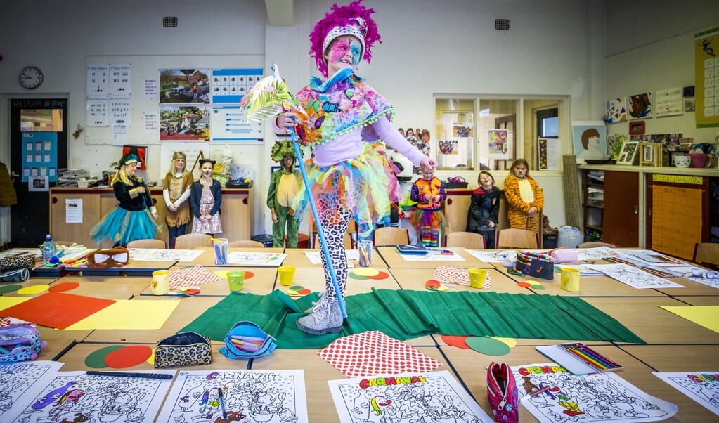 Carnavalsviering op de Tarcisiusschool in Heerlen. De basisscholen gingen op 8 februari weer open in combinatie met een ruimer testbeleid. (beeld anp / Marcel van Hoorn)