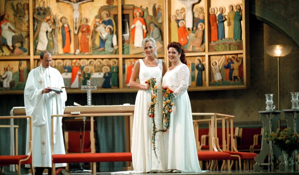 Zegening van een geregistreerd parterschap in de Zweedse lutherse kerk in 2001. (beeld afp / Larseric Linden)