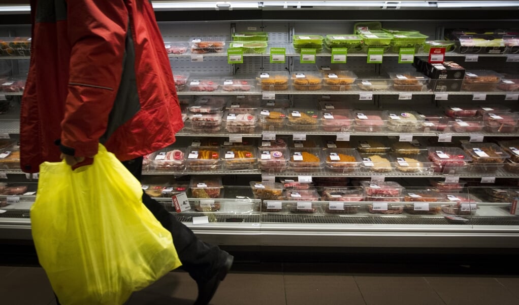 De verkoop van vlees in supermarkten is in twee jaar tijd bijna 10 procent afgenomen. (beeld anp / Jeroen Jumelet)