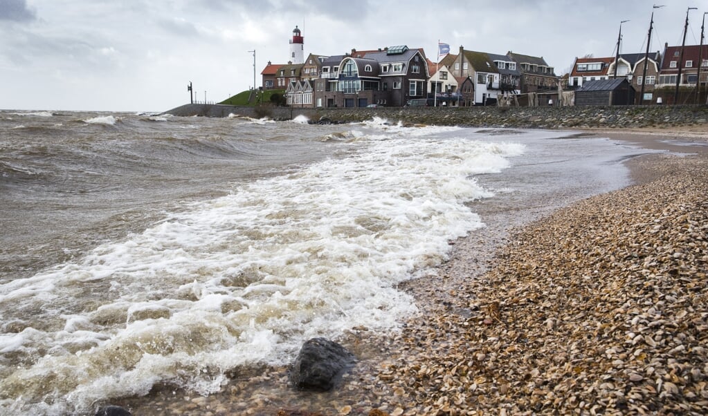 De haven aan de IJsselmeerkust op Urk. Volgens onderzoeksplatform Investico wordt in een huisartsenpraktijk in het vissersdorp een abortuspilstopper voorgeschreven. (beeld anp / Vincent Jannink)