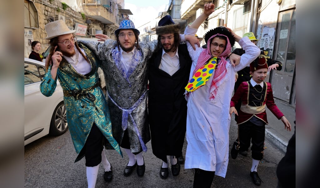 2021-02-28 11:30:34 Orthodox Jewish men, dressed in costumes to celebrate Purim, are pictured in the neighbourhood of Mea Shearim in Jerusalem, on February 28, 2021.
menahem kahana / AFP (beeld afp / Menahem Kahana)