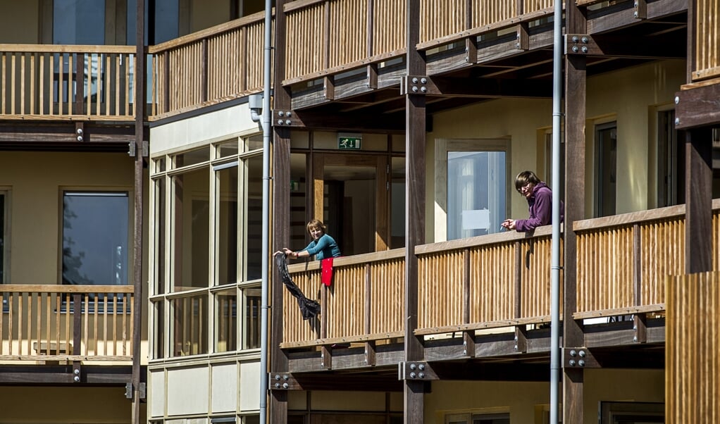 Appartementencomplex Iewan in Strowijk, een wijk met sociale huurwoningen die zijn opgetrokken uit stro, leem en hout. De 24 woningen hebben een eigen waterzuivering en energievoorziening. (beeld anp / Remko de Waal)