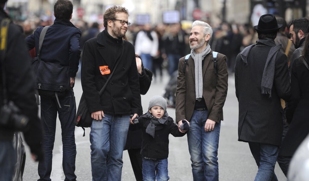 Twee mannen en een kind tijdens een protest voor lhbt-rechten in Parijs, 2012. (beeld afp / Fred Dufour
)