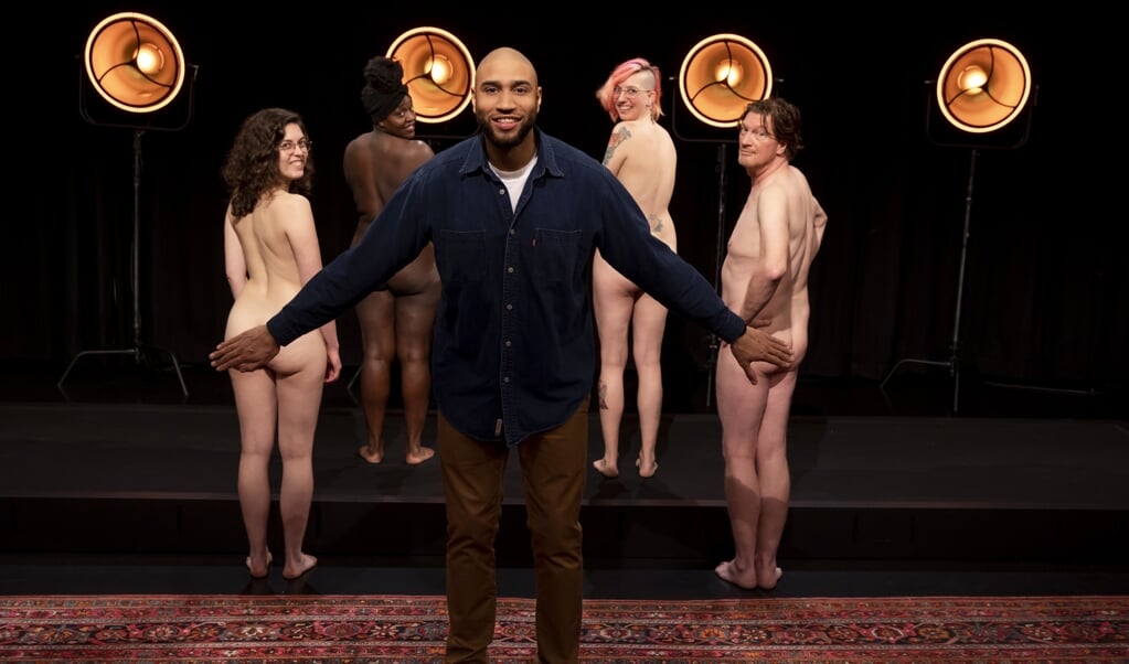 Presentator Edson da Graça met vier deelnemers van het nieuwe NTR-jeugdprogramma 'Gewoon. Bloot.'. (beeld ntr)