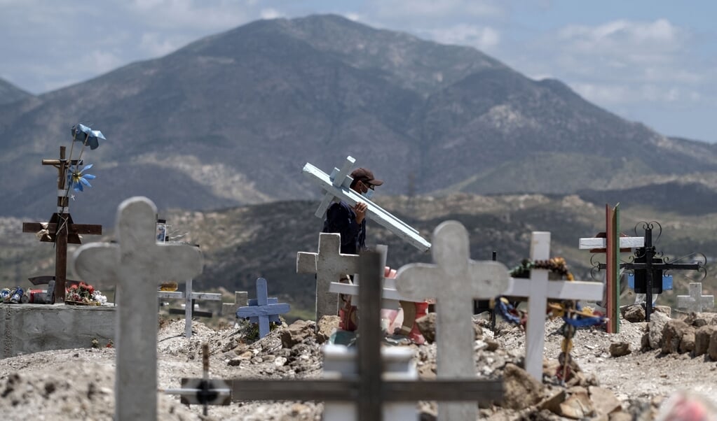 Een begraafplaats in de Mexicaanse staat Baja California, waar veel COVID-19-slachtoffers begraven liggen. (beeld afp / Guillermo Arias)