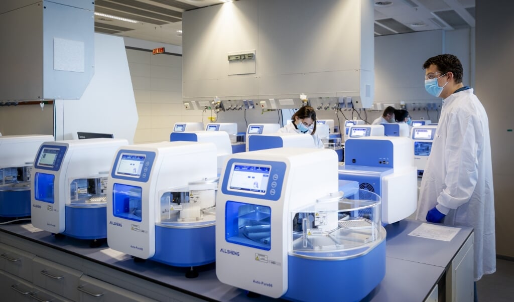 Het ‘hoogvolumelaboratorium’ van Eurofins in Rijswijk, een van de acht grote laboratoria die een hoofdrol zouden krijgen in het verwerken van coronatests. (beeld anp / Robin van Lonkhuijsen)