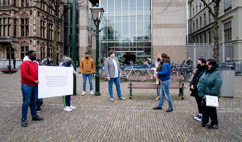Op 10 maart voerden ongedocumenteerde vluchtelingen actie bij de Tweede Kamer. Ze willen dat de staatssecretaris voor asiel en migratie op persoonlijke gronden weer kan besluiten iemand een status te verlenen. (beeld anp / Bart Maat)