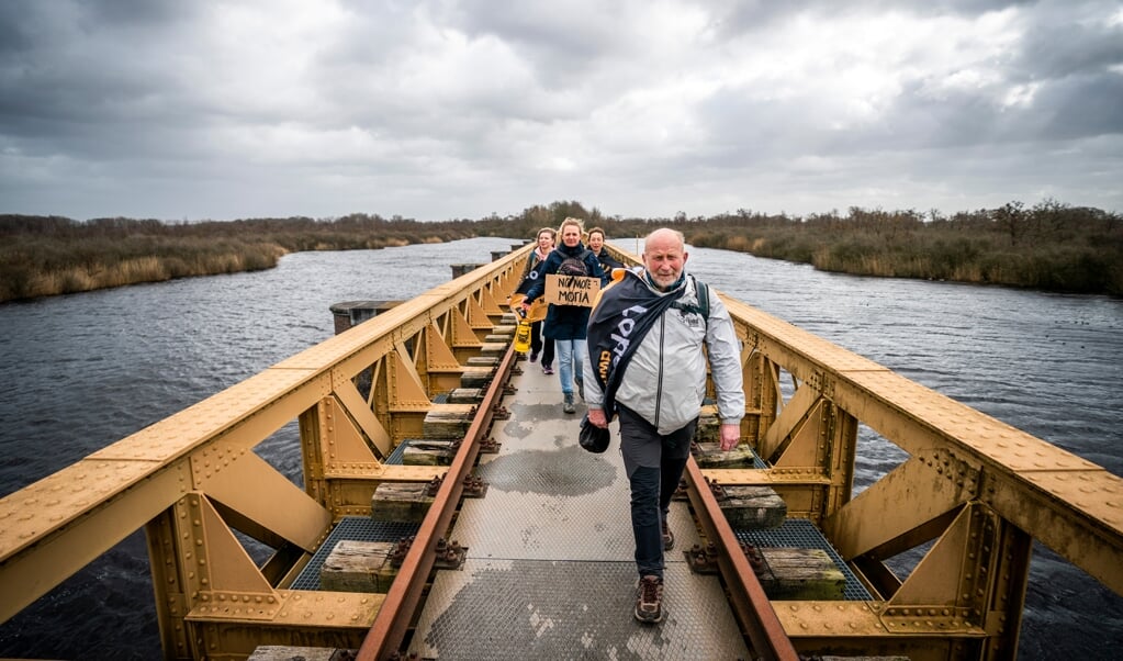 Jos Smeets loopt donderdag samen met anderen in de buurt van Den Bosch, op weg naar Den Haag. (beeld Jeroen Jumelet)