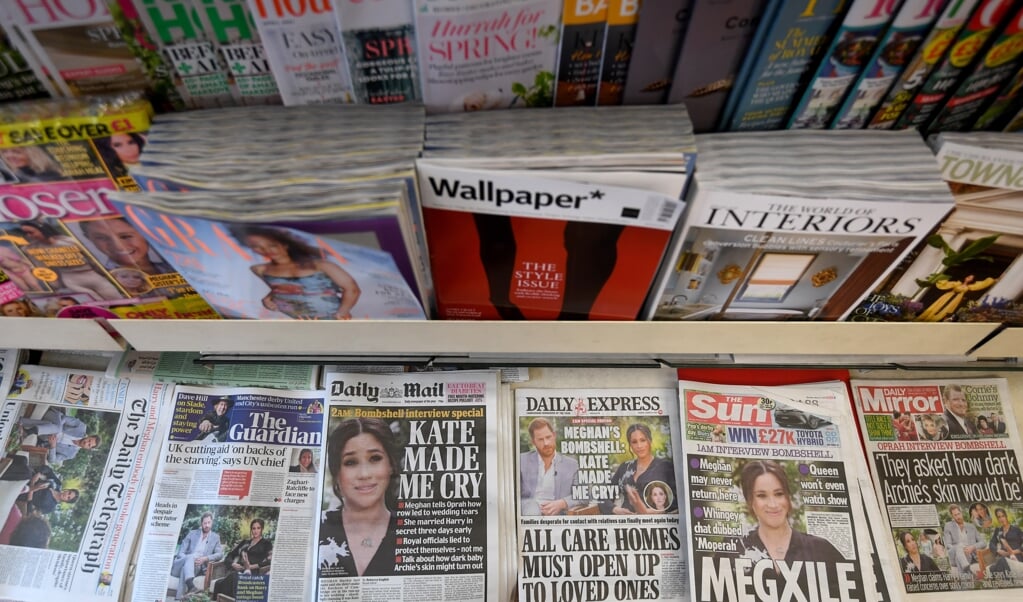 Alle Britse kranten openden maandag met het opzienbarende interview. (beeld epa / Facundo Arrizabalaga)