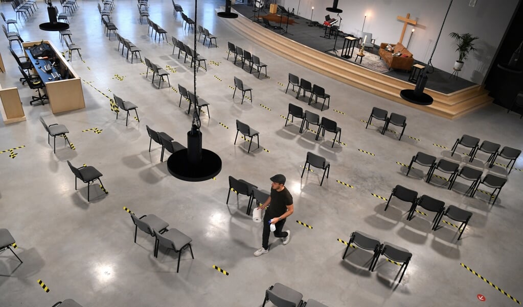 Archiefbeeld uit oktober 2020 van Kruispunt, een kerk in Amersfoort Vathorst. De stoelen staan coronaproof opgesteld. (beeld Marcel van den Bergh)