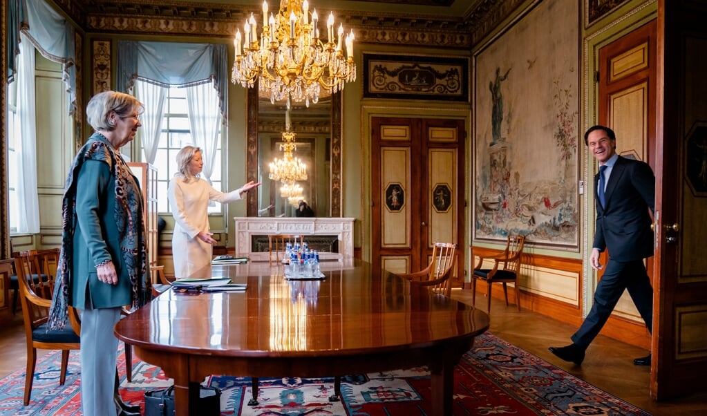 Mark Rutte (VVD) wordt ontvangen door verkenners Annemarie Jorritsma en Kajsa Ollongren. (beeld anp / Bart Maat)