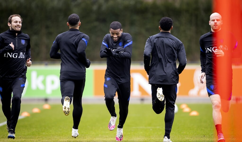 Daley Blind, Georginio Wijnaldum en Davy Klaassen tijdens de training van het Nederlands elftal. (beeld anp / Koen van Weel)