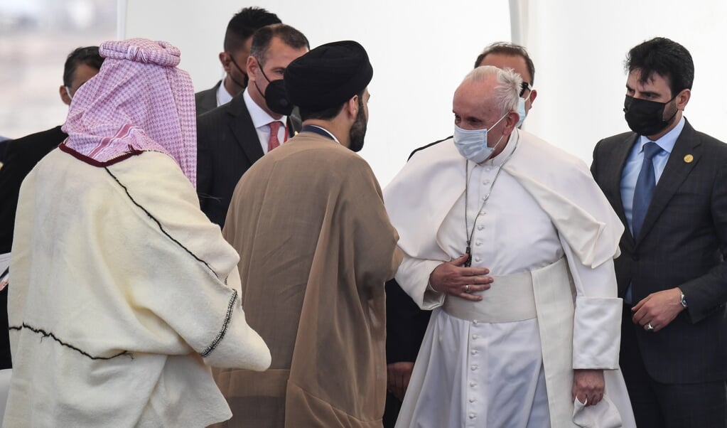 Paus Franciscus met Iraakse religieuze leiders na de interreligieuze ontmoeting in Ur, de geboorteplaats van aartsvader Abraham, die joden, christenen en moslims verbindt. (beeld epa / Alessandro di Meo)