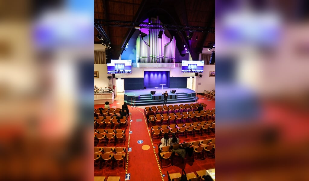 Een speciale jongerendienst in de Volle Evangelie gemeente Maranatha Ministries in Amsterdam. (beeld )