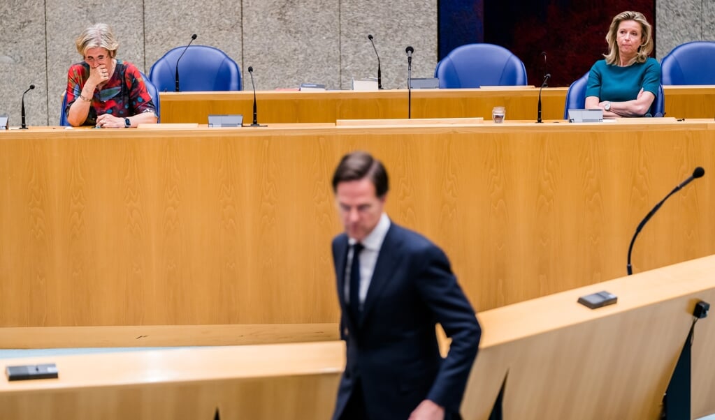 Mark Rutte, woensdag in de Kamer. De Kamer eist steeds meer informatie over de mislukte verkenning door Annemarie Jorritsma (l.) en Kajsa Ollongren. (beeld anp / Bart Maat)