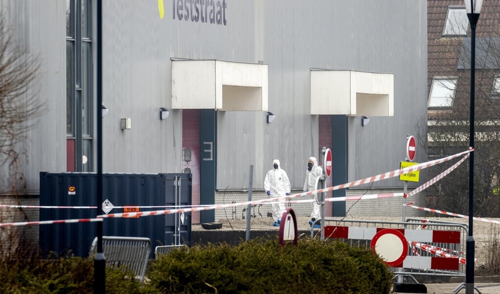 Bij de coronateststraat in Bovenkarspel wordt technisch onderzoek verricht. Bij de GGD-locatie was woensdagochtend een explosie door een ‘zelfgefabriceerd voorwerp'. Daarbij sneuvelden enkele ramen, maar de schade is niet heel groot, aldus een woordvoerder van GGD Hollands Noorden. Wie er achter de explosie zat, is nog niet bekend. (beeld anp / Koen van Weel)