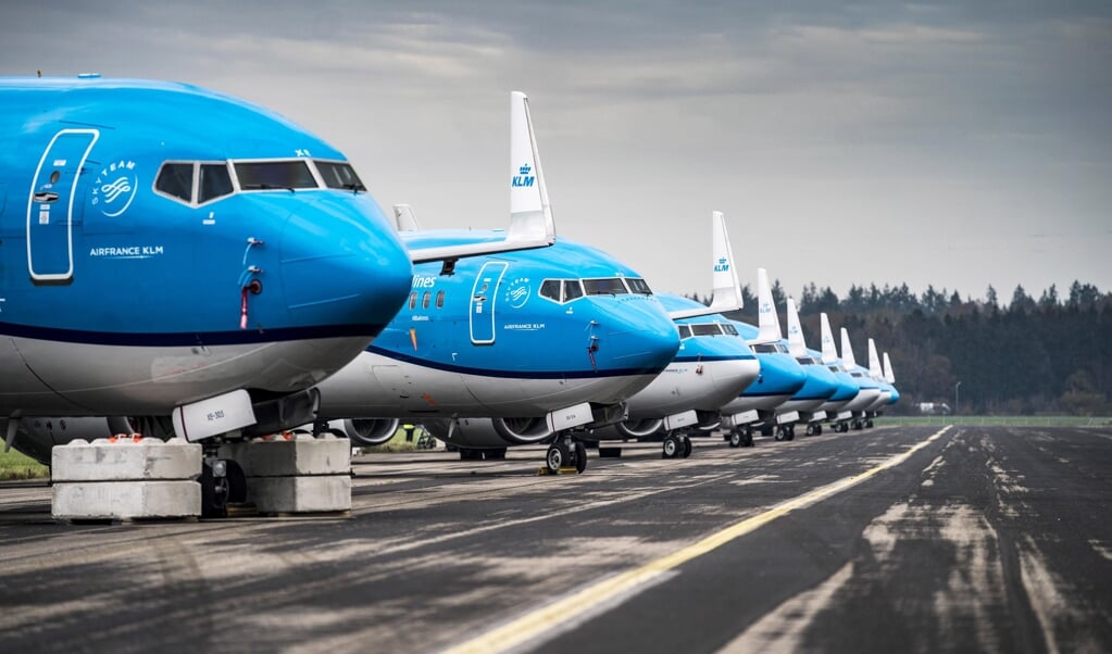 Een groot deel van de KLM-vloot staat geparkeerd op Groningen Airport Eelde. (beeld epa / Siese Veenstra)