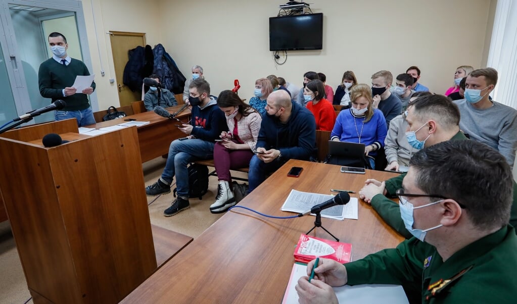 Vyacheslav Gimadi (links bij de deur), advocaat van de Russische oppositieleider Navalny woont de hoorzitting bij in een militair gerechtsgebouw in Moskou, op 16 maart. Navalny werd door de rechter veroordeeld tot 3,5 jaar gevangenisstraf. (beeld epa / Yuri Kochetkov)
