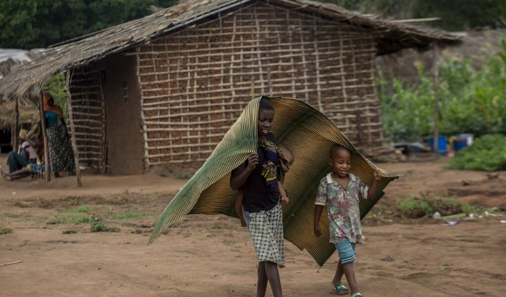 Kinderen in een opvangkamp in het district Chiure, gevlucht voor het geweld in de provincie Cabo Delgado. (beeld afp / Alfredo Zuniga)