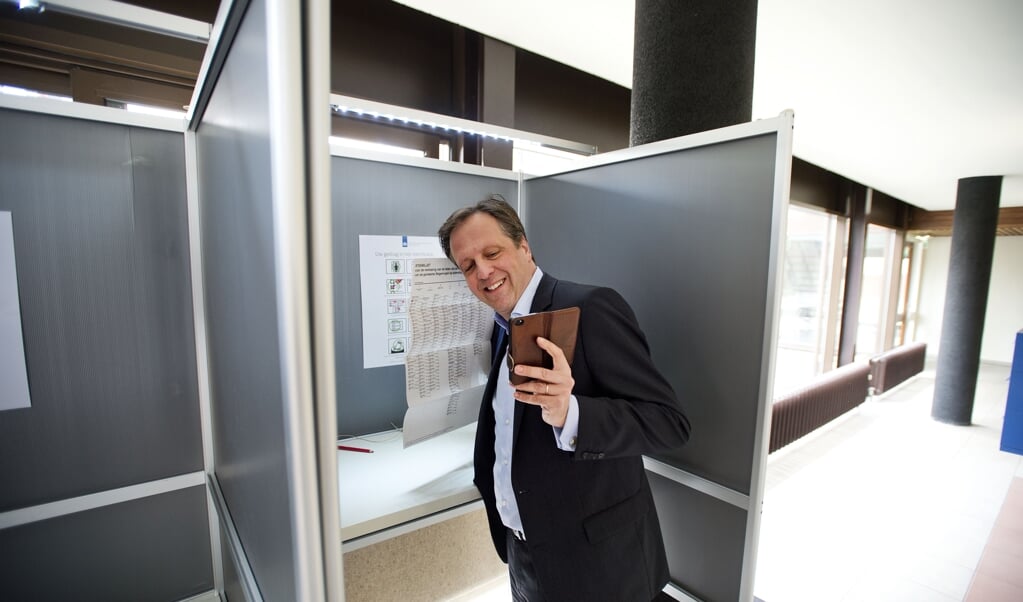 Maart 2014: Toenmalig D66-leider Alexander Pechtold maakt tijdens de gemeenteraadsverkiezingen een stemfie, een selfie gemaakt in het stemhokje. (beeld anp / Olaf Kraak)