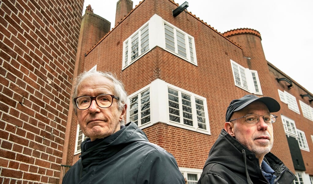 Actievoerders Jan Leegwater en Boudewijn Rückert zijn felle tegenstanders van de verkoop van sociale huurwoningen. (beeld Guus Dubbelman)