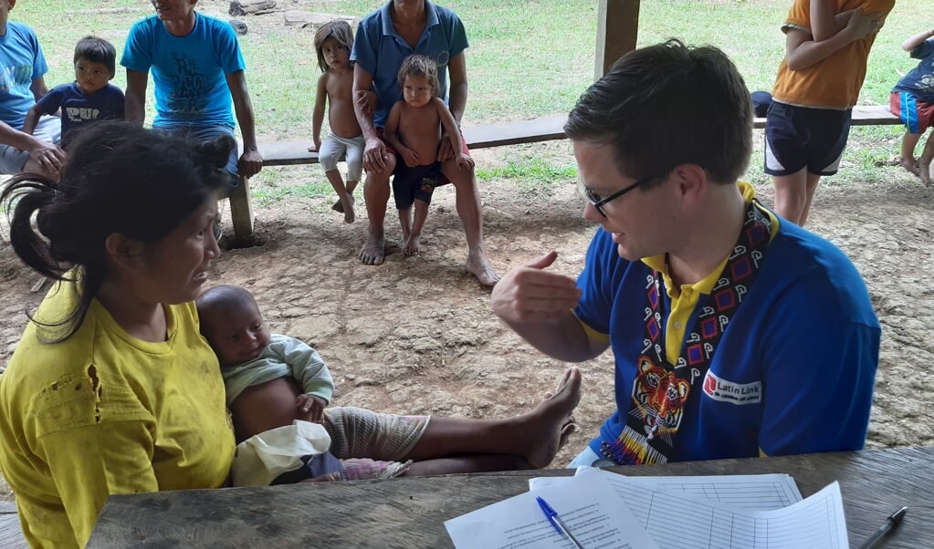 In Nederland heeft een huisarts tien minuten voor een consult. Jaap Bezemer is in Ecuador baas van zijn eigen tijd. (beeld Gerjan Ekenhorst)