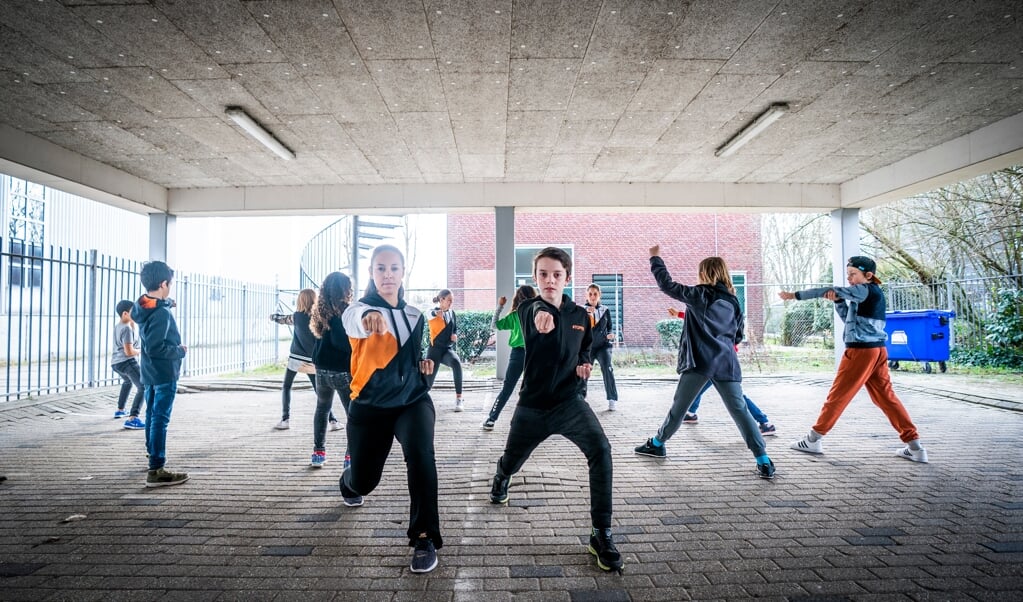 Judoka Kitty Bravik geeft weerbaarheidstraining om kinderen te leren omgaan met de pandemie. (beeld Jeroen Jumelet)