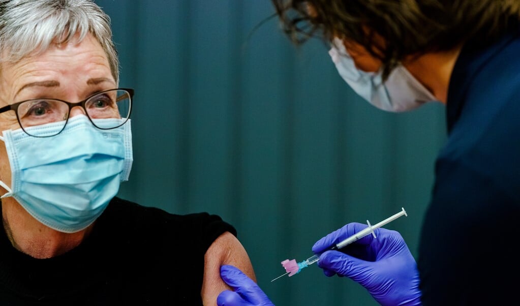 Een vrouw wordt gevaccineerd tegen corona. Een op de vijf mensen heeft een vorm van naaldenangst. (beeld anp / Marco de Swart)