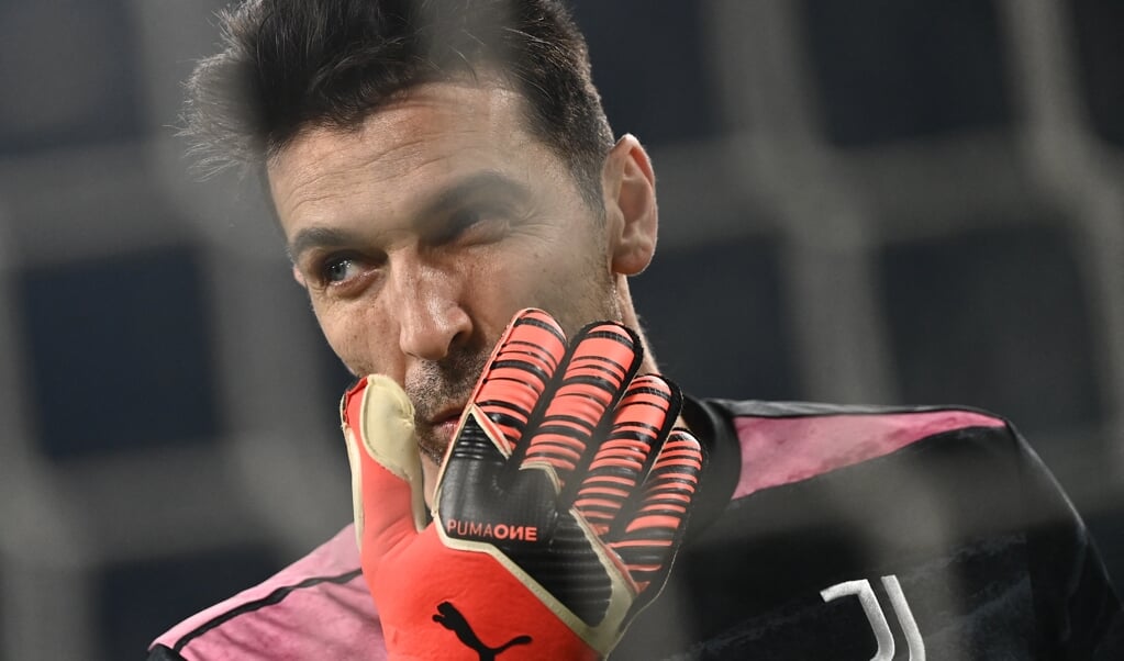 Gianluigi Buffon speelde als keeper van Juventus in januari nog tegen Genua. (beeld afp / Marco Bertorello)