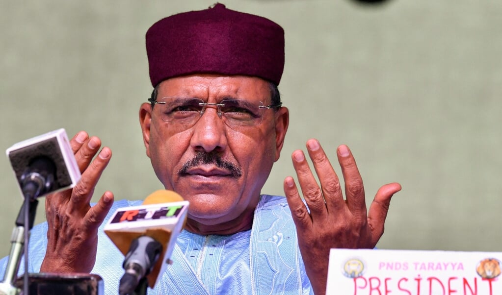 Mohamed Bazoum werd zondag uitgeroepen tot winnaar van de presidentsverkiezingen van Niger. De kiescommissie kwam in februari ook al tot die conclusie, maar volgens Bazoums tegenstrever was er corruptie in het spel. (beeld afp / Issouf Sanogo)