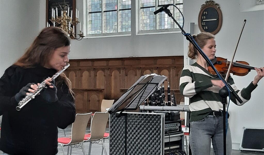 Fluitiste Marije Weenink en violiste Chloë Elsenaar tijdens de opnames van de cd. (beeld Flying Eagle)