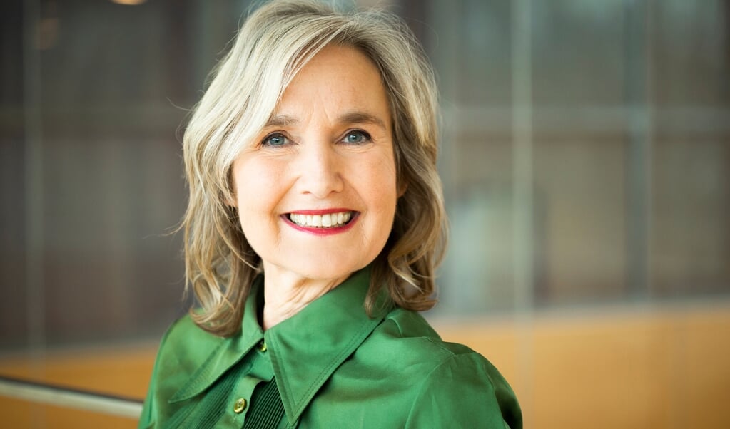 Presentator Jellie Brouwer: 'Ik kan verbinding maken met gasten die eveneens religieus zijn opgevoed.' (beeld ntr / Lillian van Rooij)