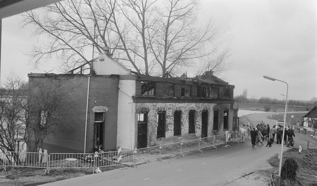 De resten van het uitgebrande hotel Cosmopolite in Kedichem, na de aanslag van 29 maart 1986. (beeld Anefo / Joost Evers)