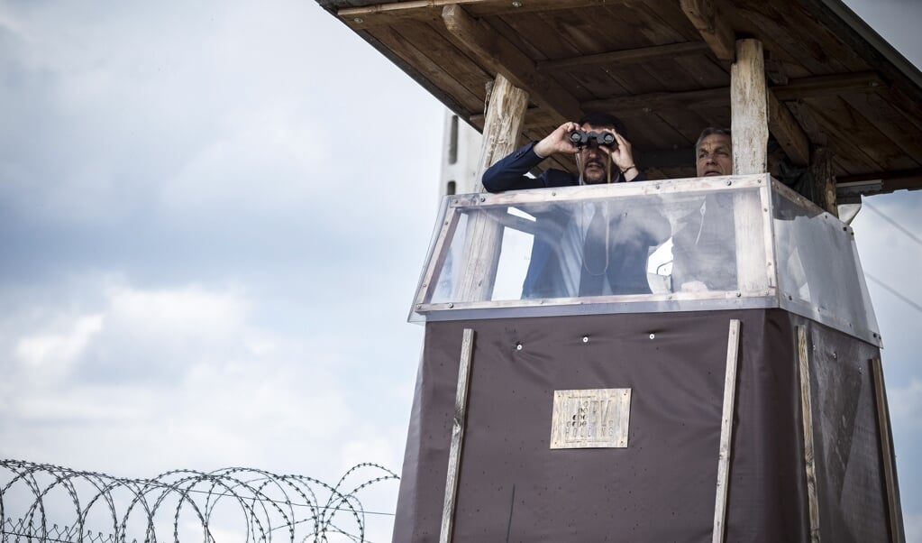 Matteo Salvini (links) en Viktor Orbán bezochten in 2018 samen de Hongaars-Servische grens, waarmee zij hun antimigratie-imago onderstreepten. (beeld epa / Balazs Szecsodi)