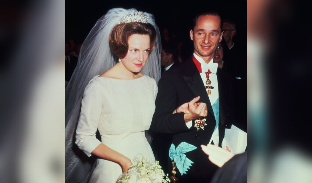 Prinses Irene en Carlos Hugo van Bourbon-Parma tijdens hun bruiloft in Rome, 29 april 1964. (beeld anp)