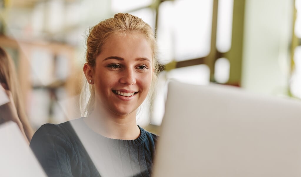 Er lopen nog (te) veel studenten rond die niet weten hoe zij in september de draad weer op kunnen pakken, constateert directrice Els van Dijk. (beeld istock)