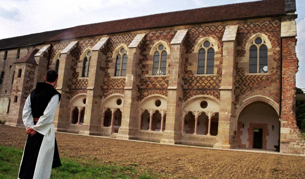 Een cisterziënter monnik bij de historische abdij van Cîteaux, op 30 kilometer ten zuiden van Dijon. (beeld afp)