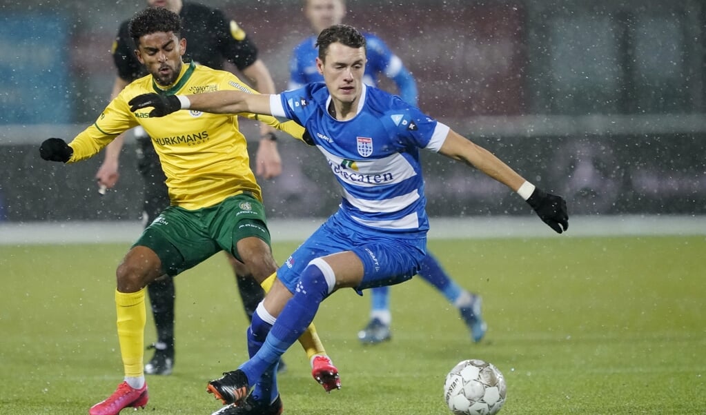 Thomas Lam (r.) in duel met Tesfaldet Tekie van Fortuna Sittard in het MAC3Park stadion in Zwolle. (beeld anp / Roy Lazet)