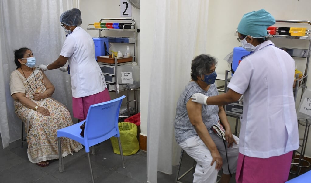 In India zijn in vergelijking met het Westen relatief weinig doden gevallen door corona (113 op één miljoen inwoners - in Nederland 894, in de VS 1550). (beeld afp / Indranil Mukherjee)