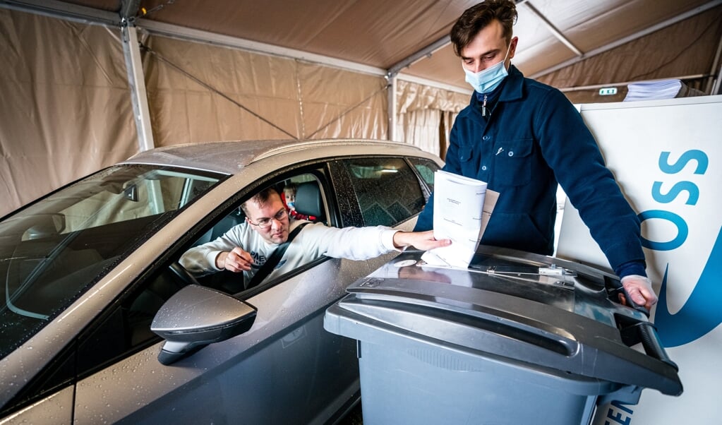 Een kiezer brengt coronaproof zijn stem uit op een drive-thru stembureau tijdens de Tweede Kamerverkiezingen. Maar wat heeft hij nu met zijn stem gezegd? (beeld anp / rob Engelaar)
