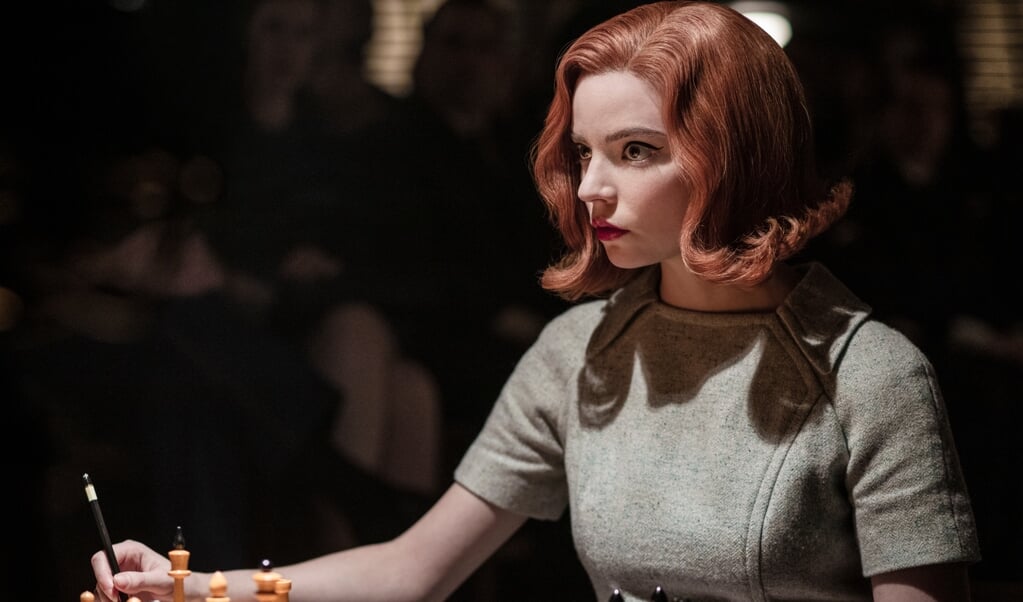 Beth Harmon gespeeld door Anya Taylor-Joy in de Netflix-serie The Queen's Gambit. (beeld netflix / Phil Bray)