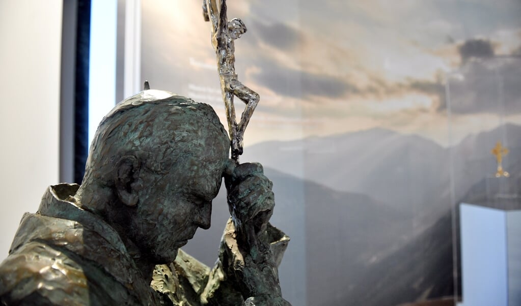Bronzen beeld van paus Johannes Paulus II (1920-2005). 'Spreekt de Heilige Geest zijn woord van waarheid uitsluitend door de bisschop en het leergezag, en helpt de Geest vervolgens de ‘gewone gelovigen’ dat te aanvaarden?' (beeld epa / Radek Pietruszka)