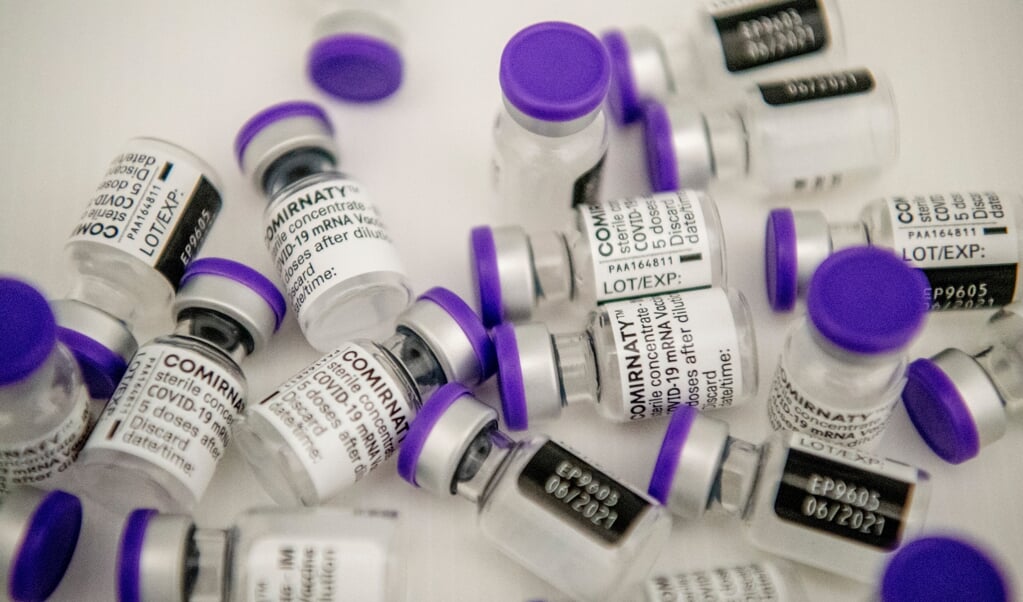 Vaccins die worden gebruikt om kwetsbare ouderen in Amersfoort in te enten tegen corona. Het in Nederland ontwikkelde vaccin van het bedrijf Janssen krijgt een positief oordeel van het Europees Geneesmiddelenbureau (EMA). (beeld hollandse hoogte / Robin Utrecht)