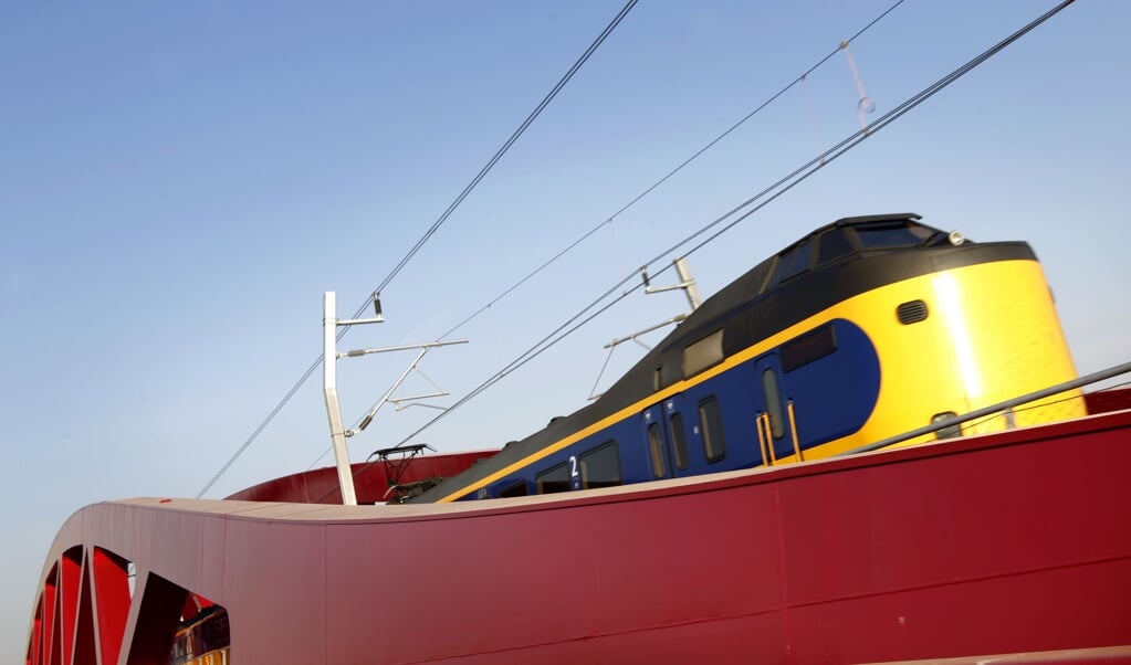De treinverbinding met het Noorden is sinds de komst van de Hanzelijn (2012), tussen Lelystad en Zwolle, wel ietsje verbeterd, maar daarmee zijn de wensen voor een snelle verbinding met Groningen nog steeds niet verdwenen. Toch is de Lelylijn, zoals die verbinding heet, nog altijd onrendabel. (beeld anp / Vincent Jannink)