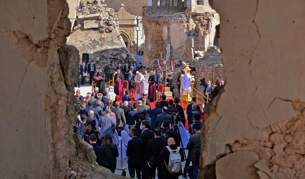 Paus Franciscus sprak afgelopen zondag in Mosul, de voormalige hoofdstad van ISIS tussen de ruïnes de aanwezigen bij de Syrisch-katholieke kerk van de oude stad toe. (beeld afp / Zaid Al-obeidi)