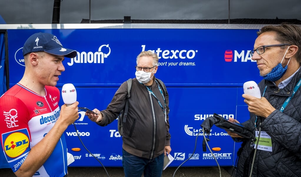 Gio Lippens (r) in gesprek met Fabio Jakobsen, maanden voordat de wielrenner zwaar ten val kwam in Polen. (beeld anp / Marcel van Hoorn)