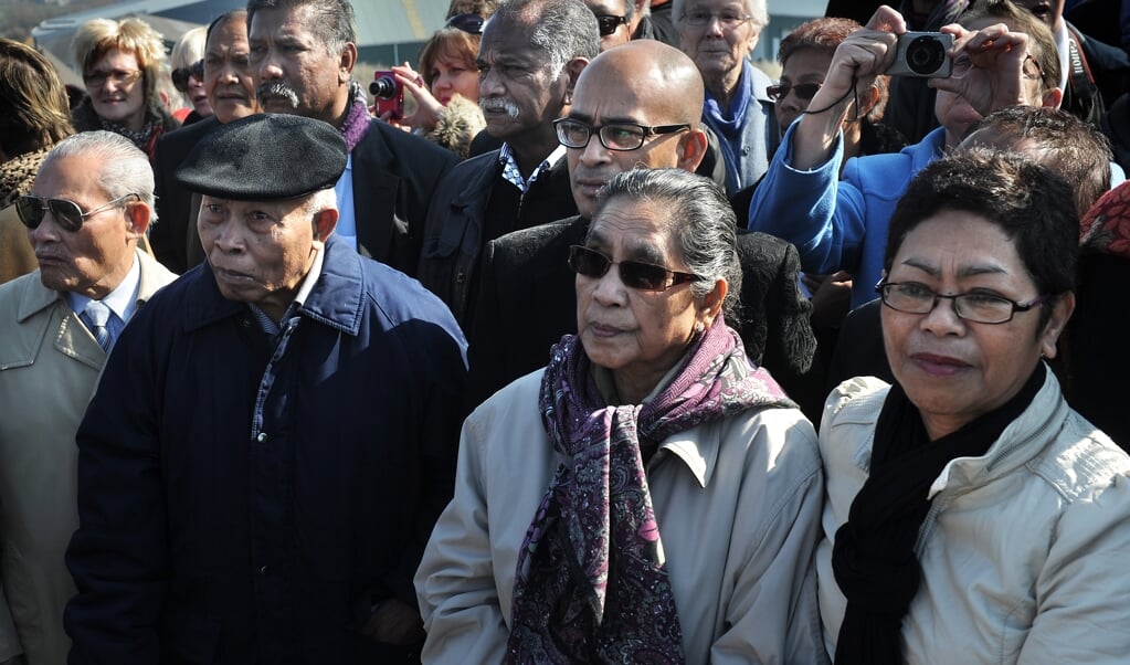 Molukkers wonen in 2011 de onthulling bij van het monument ter herinnering aan het voormalig kamp Westkapelle. (beeld Marcel van den Bergh)