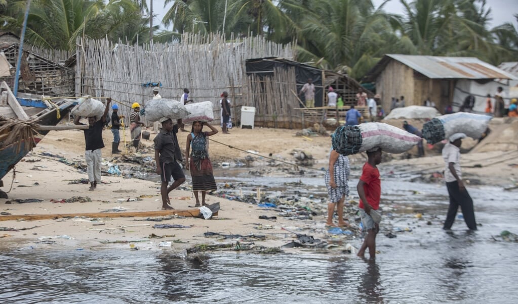 Op het strand van Pemba wordt een nieuwe influx van vluchtelingen verwacht die per zeilboot de gewelddadigheden proberen te ontvluchten. (beeld afp / Alfredo Zuniga)